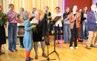 Ein rauschendes Fest für die Kunst – Vernissage „Bunte Mischung“